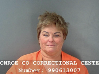 印第安纳州一大妈觉得中国人都是坏蛋，公交车上刺伤中国留学生被判6年